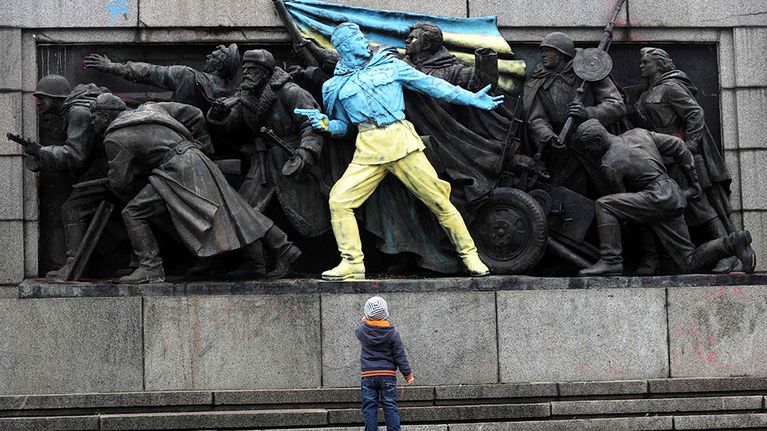 Ukrainan väreihin maalattu Neuvostoarmeijan monumentti Sofiassa 23. helmikuuta.