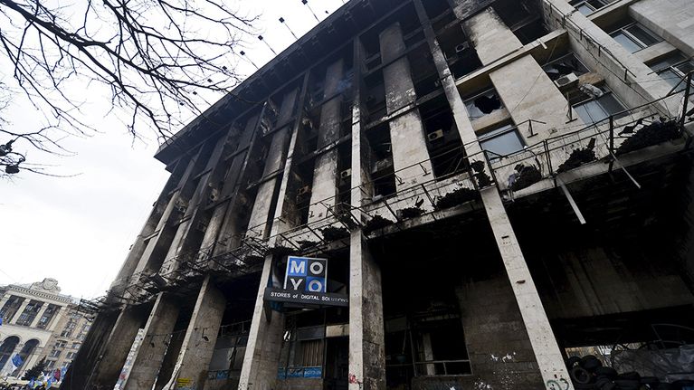 Protestien aikana palanut talo Kiovan keskustassa.