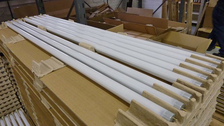 Led-valoputkia pahvilevyn päällä vierekkäin