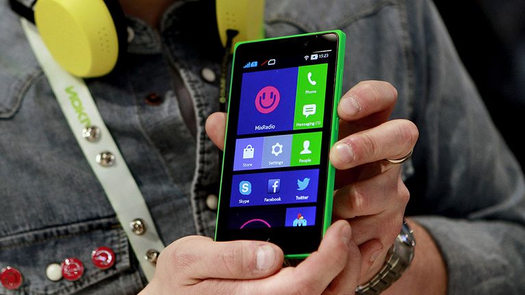 Android-pohjaista käyttöjärjestelmää käyttävä Nokia XL -puhelin.