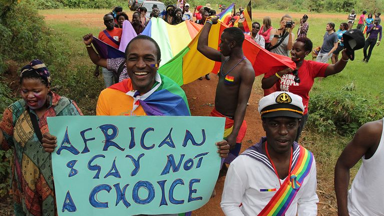 Ugandan ensimmäisen gay pride -kulkueen osallistujia.
