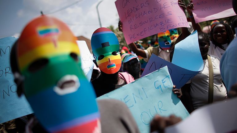Sukupuolivähemmistöjen tukijat osoittavat mieltään homovastaista lakia vastaan.