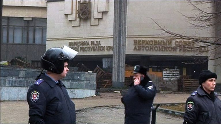  Polisit partioivat paikallishallinnon rakennuksen edustalla Krimin niemimaalla.