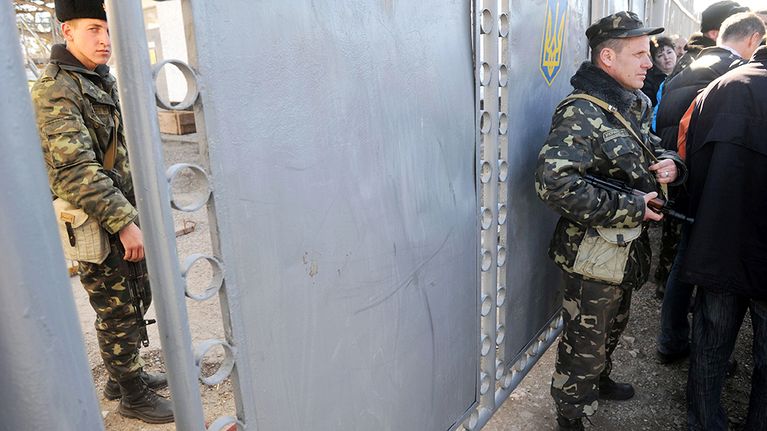 Ukrainalaiset sotilaat vartioivat sotilastukikohdan sisäänkäyntiä  Bakhchisarayn kaupungissa Krimin niemimaalla