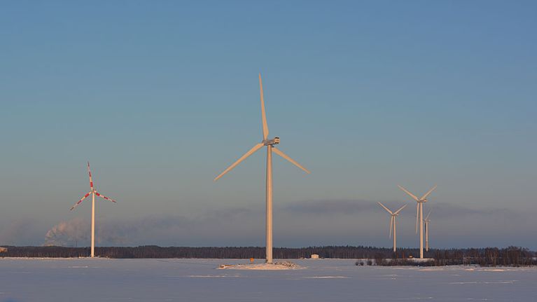 Tuulivoimaloita merellä ja Kemin sataman tuntumassa.