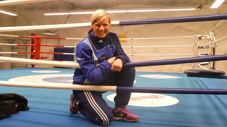 Mira Potkonen poseeraa nyrkkeilkehässä verkkarit päällä
