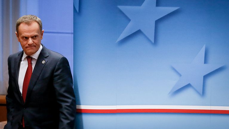Puolan pääministeri Donald Tusk saapumassa lehdistötilaisuuteen EU:n ja Ukrainan johtajien tapaamisen jälkeen.