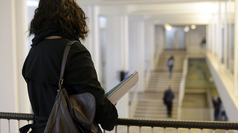 Opiskelija Porthaniassa Helsingin yliopistossa