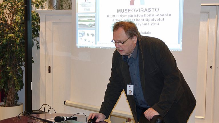 Museoviraston tutkija Simo Vanhatalo vieraili Janakkalassa luennoimassa miekkamiehestä