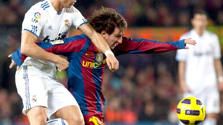 Ronaldo ja Messi kamppailevat pallosta.