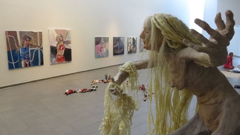 Satu-Minna Suorajärven veistos näyttelyssä Köyhät teillä on aina luonanne Kemin taidemuseossa.