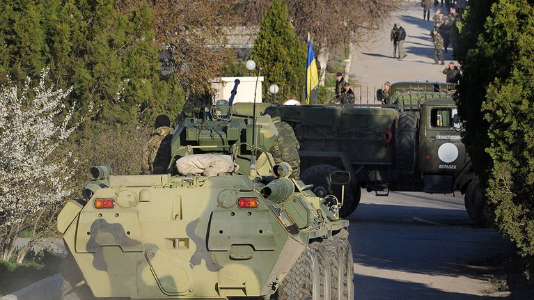 Venäläisjoukot valtaamassa ukrainalaista lentotukikohtaa Belbekin kaupungissa Sevastopolin lähistöllä.