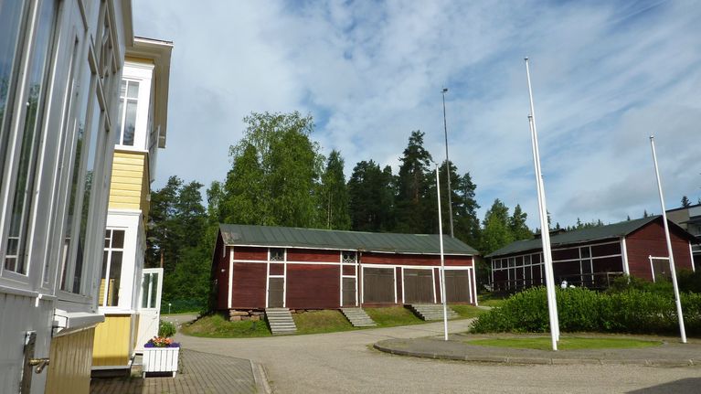 Karolineburgin punaisia piharakennuksia.