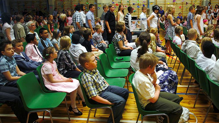 Kevätjuhla Helsingin Maatullin ala-asteella. Kuva on vuodelta 2008.