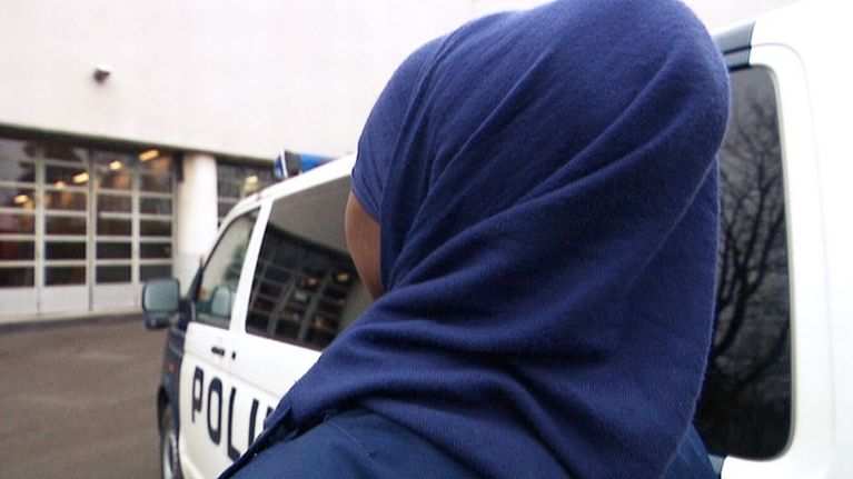 koetilanne huivipäinen naispoliisi