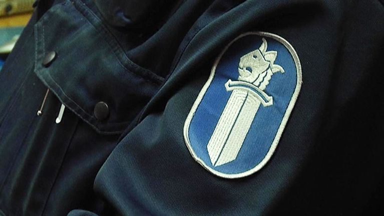 Poliisin hihamerkki.