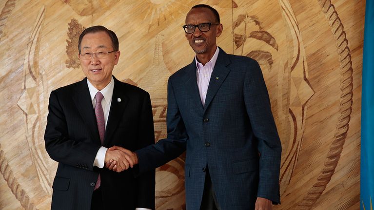 YK:n pääsihteeri Ban Ki-moon ja Ruandan Presidentti Paul Kagame tapasivat presidentin kansliassa 7. huhtikuuta 2014.