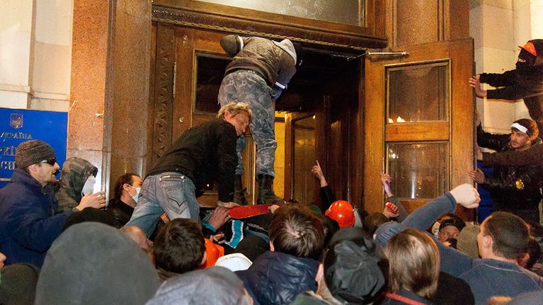 Venäjä-mieliset mielenosoittajat valtasivat hallintorakennuksen Harkovassa 6. huhtikuuta 2014.