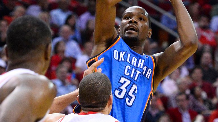 Kevin Durant heittää