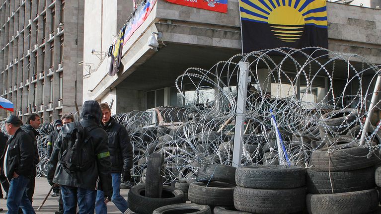 Venäjä-mieliset mielenosoittajat vahtimassa vallattua hallintorakennusta Donetskissa 7. huhtikuuta 2014.