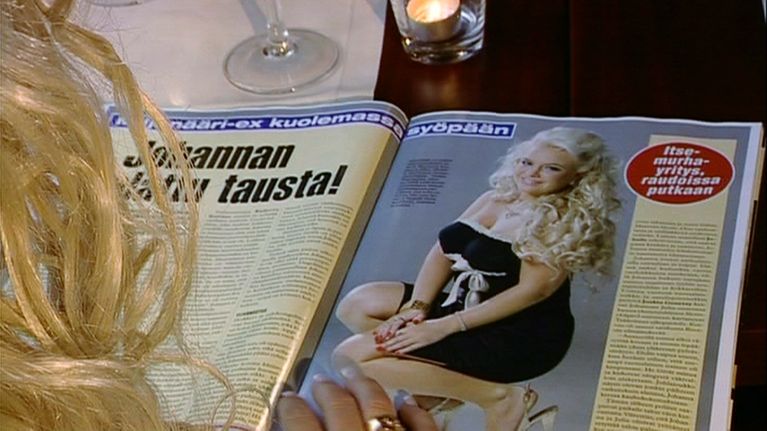 Johanna Tukiainen lukemassa hänestä kertovaa artikkelia Hymy-lehdestä keväällä 2008.