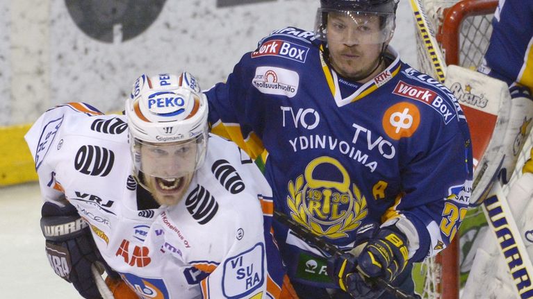 Tapparan Ville Nieminen (vas) ja Lukon Petteri Nummelin kamppailevat jääkiekkoliigan kuudennessa välieräottelussa Lukko-Tappara 