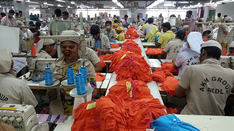 Ompelijoita valmistamassa Reiman vaatteita bangladeshilaisessa vaatetehtaassa.