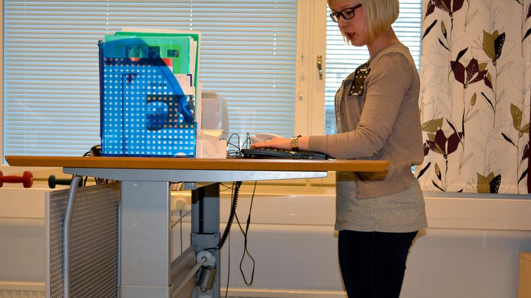 nainen seisoo ryhdikkäästi