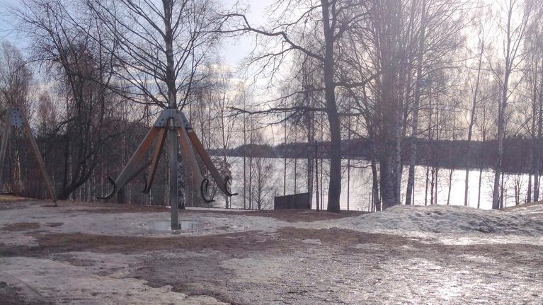 Valssi-niminen välituntilaite Siilinlahden koulun pihalla.