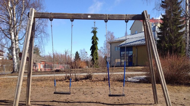 Keinuja Siilinlahden koulun pihalla