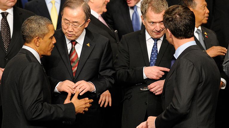 Yhdysvaltain presidentti Barack Obama, YK:n pääsihteeri Ban Ki-moon, Suomen presidentti Sauli Niinistö ja Hollannin pääministeri Mark Rutte keskustelevat vähän ennen valtionjohtajien perinteisen yhteiskuvan ottamista Haagin ydinturvallisuuskokouksessa.