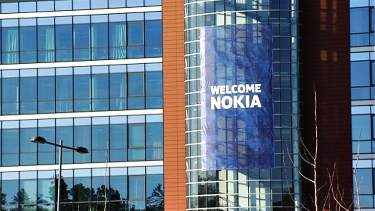 Nokian mainoslakana rakennuksen seinässä