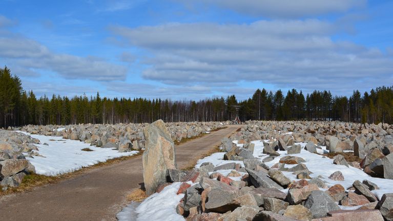 Talvisodan monumentin keskellä on muistomerkki "Avara syli ", jossa on 105 vaskikelloa, yksi jokaista talvisodan päivää kohti.