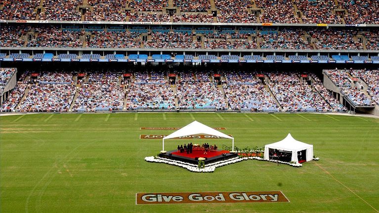 Jehovan todistajien konventti Telstra Stadionilla Australiassa vuonna 2003.