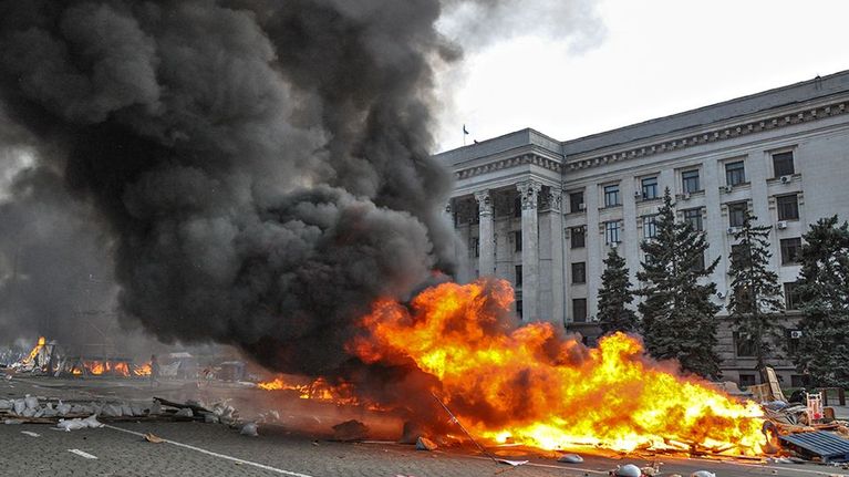 Ukrainalaiset kannattajat polttavat venäjämielisten telttaleirin ammattiliittojen rakennuksen edessä Odessassa 2. toukokuuta.