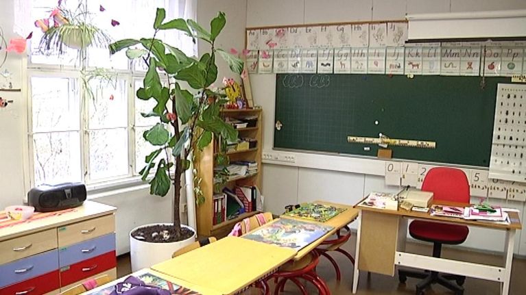 Tyhjä loukkahuone Teutjärven koulussa Loviisassa.