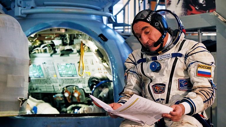 Kosmonautti Alexander Skvortsov koulutusleirillä.