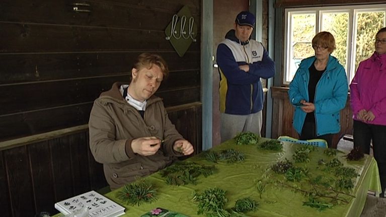 Kokko ja villiruokalähettiläs Sami Tallberg opastaa villikasvisten käyttöä.