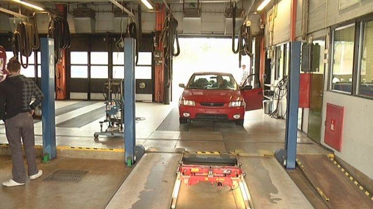 Auto katsastuksessa.