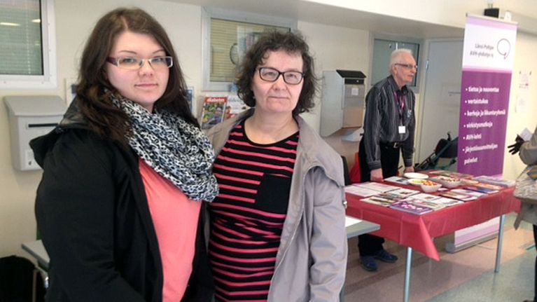 Vapaaehtoiskoordinaattori Sini Hölttä ja kulttuurikummi Merja Kaarretkoski kertovat, että jo aamupäivän aikana järjestötietopisteellä on ollut  hulinaa.