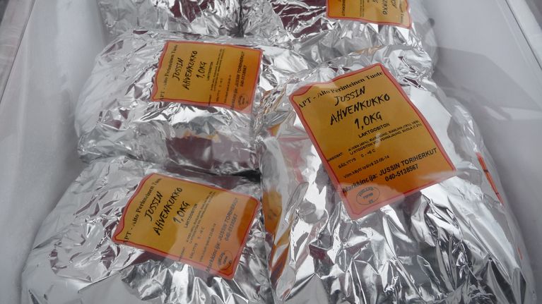 Ahvenkukkoja pakkauksissa.