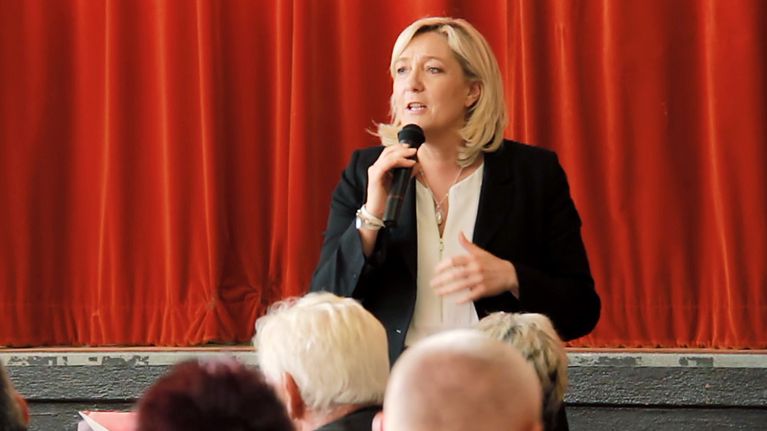 Front Nationalin puheenjohtaja Marine Le Pen vaalitilaisuudessa Normandiassa, Ferrières-la-Verrerie -nimisellä pikkupaikkakunnalla. 