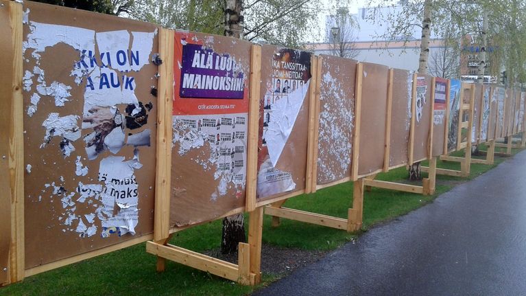 Sateen runtelemat vaalimainokset