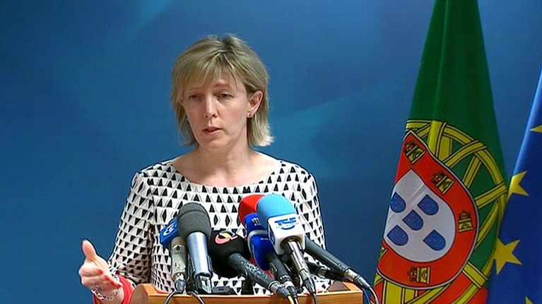 Portugalin valtiovarainministeri Maria Luís Albuquerque puhumassa lehdistötilaisuudessa maansa taloudesta.