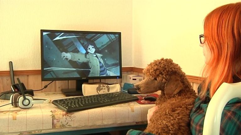 Anne Olli geahččá Anime dihtoris.