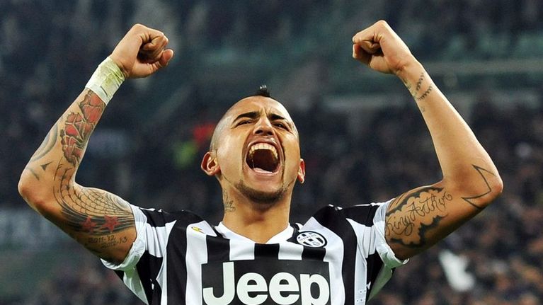 Juventuksen Arturo Vidal tuulettaa kädet ilmassa.