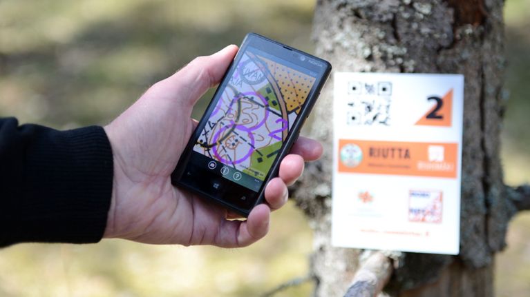Kännykkä kädessä mobiilirastilla Riihimäellä