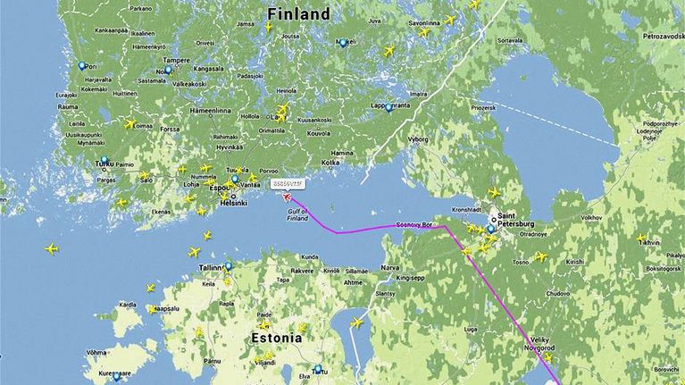 Kuvankaappaus Flightradar.com-sivustolta, jossa näkyy 85856VMF -koneen reitti .