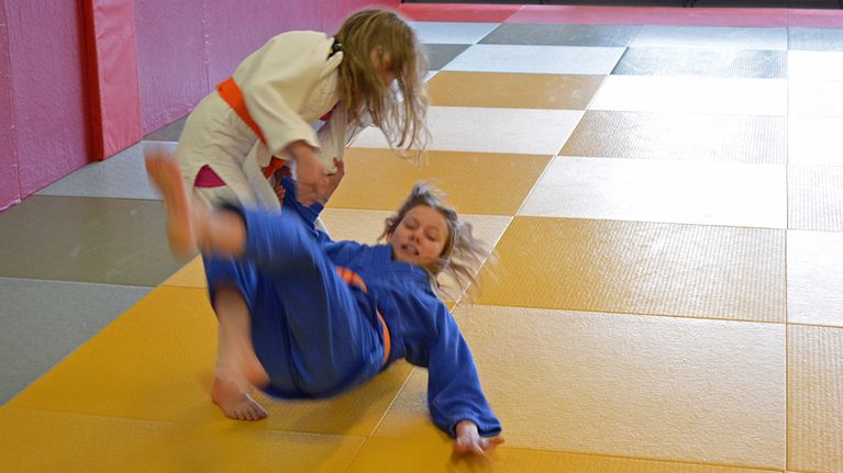 Judoka heittää toista judokaa tatamilla