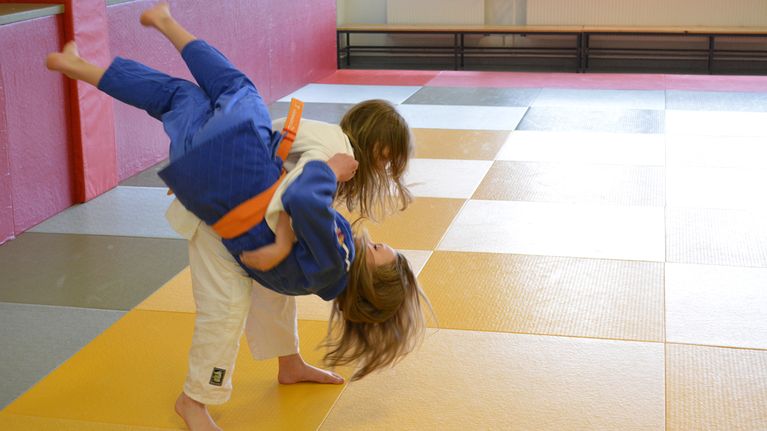 Judoka heittää toista judokaa tatamilla